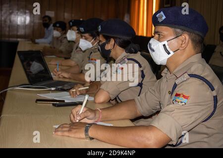 Dehradun, Uttarakhand, Indien-Oktober 13 2020: Polizisten tragen Maske bei der Sitzung. Maske ist von der Regierung verpflichtet, Pandemie Situation zu überwinden.. Hochwertige Fotos Stockfoto