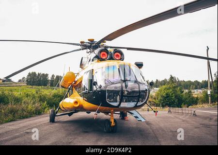 Sortavala, Karelien, Russland, 15. August 2020. Russische Luftwaffe Multirole Hubschrauber Mil Mi-8. American Medical Clinic Militär Medium Twin-Turbine Hubschrauber in schwarz und gelb orange Stockfoto