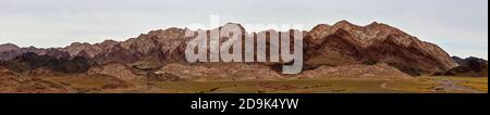 Weide in den Bergen der Mongolei. Landschaften der Mongolei, Bergpanorama in der Wüste Gobi. Stockfoto