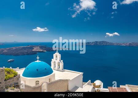 Sommer Insel Blick im Sommer Landschaft. Thira Stadt auf Santorini Insel und das Meer, griechische Landschaft Stadtbild. Blaue Kuppel mit wunderschönem Blick auf das blaue Meer Stockfoto