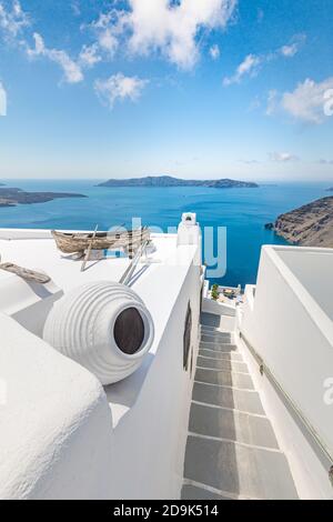 Weiße Architektur auf Santorini Insel, Griechenland. Schöne Landschaft, Meerblick. Luxus Sommer Reise Hintergrund, romantischer Urlaub, erstaunliche Landschaft Stockfoto
