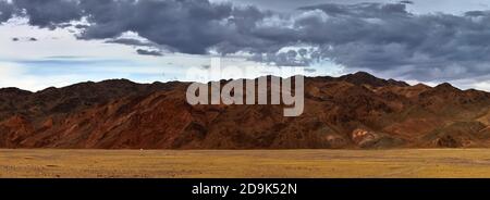 Weide in den Bergen der Mongolei. Landschaften der Mongolei, Bergpanorama in der Wüste Gobi. Stockfoto