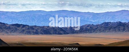 Weide in den Bergen der Mongolei. Landschaften der Mongolei, Bergpanorama in der Wüste Gobi Stockfoto