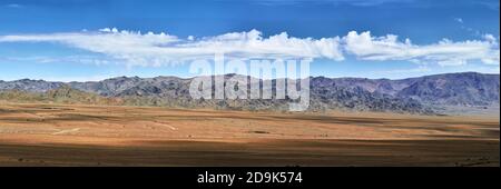 Weide in den Bergen der Mongolei. Landschaften der Mongolei, Bergpanorama in der Wüste Gobi Stockfoto