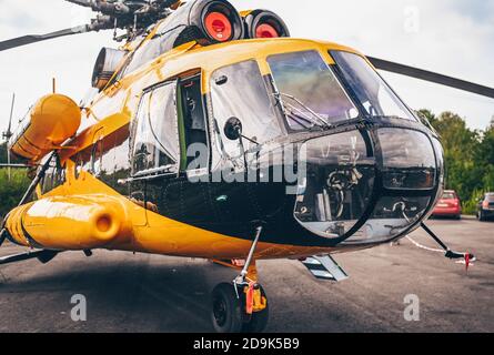 Sortavala, Karelien, Russland, 15. August 2020. Russische Luftwaffe Multirole Hubschrauber Mil Mi-8. American Medical Clinic Militär Medium Twin-Turbine Hubschrauber in schwarz und gelb orange Stockfoto