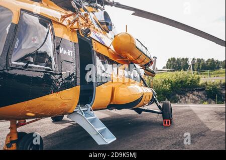 Sortavala, Karelien, Russland, 15. August 2020. Russische Luftwaffe Multirole Hubschrauber Mil Mi-8. American Medical Clinic Militär Medium Twin-Turbine Hubschrauber in schwarz und gelb orange Stockfoto