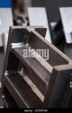 Vertikale Aufnahme von geschweißtem Metall Stockfoto