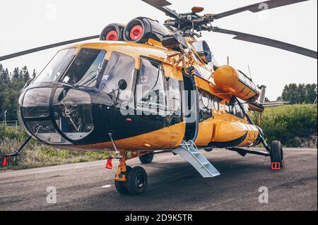 Sortavala, Karelien, Russland, 15. August 2020. Russische Luftwaffe Multirole Hubschrauber Mil Mi-8. American Medical Clinic Militär Medium Twin-Turbine Hubschrauber in schwarz und gelb orange Stockfoto