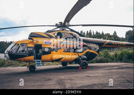 Sortavala, Karelien, Russland, 15. August 2020. Russische Luftwaffe Multirole Hubschrauber Mil Mi-8. American Medical Clinic Militär Medium Twin-Turbine Hubschrauber in schwarz und gelb orange Stockfoto