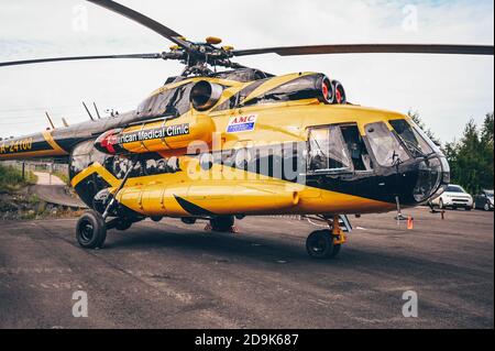 Sortavala, Karelien, Russland, 15. August 2020. Russische Luftwaffe Multirole Hubschrauber Mil Mi-8. American Medical Clinic Militär Medium Twin-Turbine Hubschrauber in schwarz und gelb orange Stockfoto