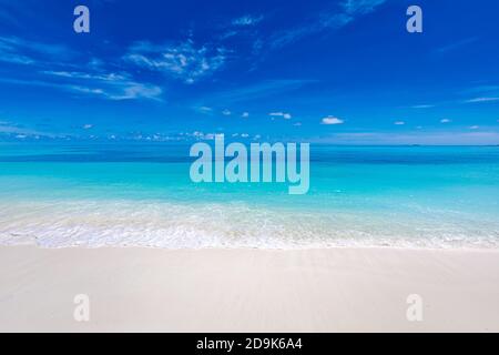 Meer Sand Himmel Konzept. Tropisches Inselparadies, Strandblick mit endlosem Meereshorizont. Ruhige, entspannende, friedliche Naturlandschaft, Wellen, die surfen Stockfoto