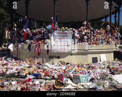 N, FRANKREICH - 14. Aug 2016: Blumen-Hommage an die Opfer des LKW-Angriffs von Nizza im Jahr 2016. Stockfoto