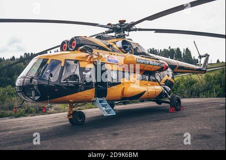 Sortavala, Karelien, Russland, 15. August 2020. Russische Luftwaffe Multirole Hubschrauber Mil Mi-8. American Medical Clinic Militär Medium Twin-Turbine Hubschrauber in schwarz und gelb orange Stockfoto