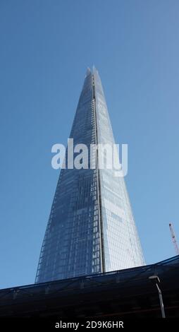 LONDON, GROSSBRITANNIEN - 05. Mai 2018: Ein Blick auf einen Touristen, der das Shard-Gebäude in London betrachtet. Stockfoto