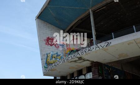 LISSABON, PORTUGAL - 22. Feb 2019: Graffiti-Kunst im verlassenen Hotel in Barcarena, in der Nähe von Lissabon, Portugal Stockfoto