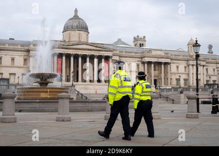 Polizeibeamte patrouillierten den Beat in London, Großbritannien, am ersten Tag der zweiten nationalen COVID-19-Abriegelung am Trafalgar Square. C19 Protestrisiko Stockfoto