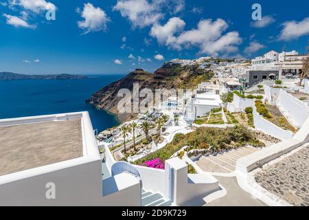Wunderschöne weiße Caldera Ansicht von Santorini in Griechenland. Sommerurlaub für Reise Ziel Hintergrund Konzept. Wunderbare romantische Landschaft Hintergrund Stockfoto