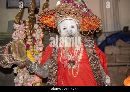 Kedarnath, Uttarakhand, Indien-Oktober 31 2020: Ein Mönch in kedarnath Tempel Indien. Kedarnath Tempel ist ein hinduistischer Wallfahrtsort in Indien.hohe Qualität Foto Stockfoto