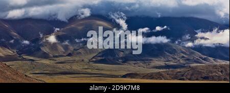 Weide in den Bergen der Mongolei. Landschaften der Mongolei, Bergpanorama in der Wüste Gobi. Stockfoto