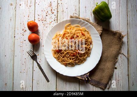 Italienische Delikatesse Spaghetti Bolognese Pasta in einem Teller auf einem Hintergrund Stockfoto
