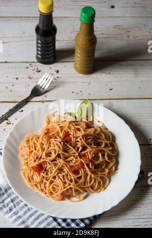 Italienische Delikatesse Spaghetti Bolognese Pasta in einem Teller zusammen mit Condiments Stockfoto