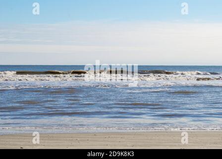 Wellen krachen in den Sand am Coligny Beach Hilton Head Insel South Carolina Stockfoto