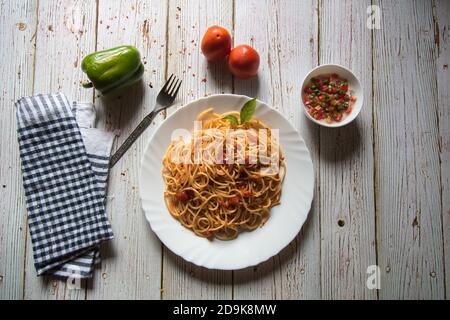Draufsicht auf beliebte Lebensmittel Zutat italienische Delikatesse Spaghetti Pasta In einem Teller zusammen mit Gewürzen Stockfoto