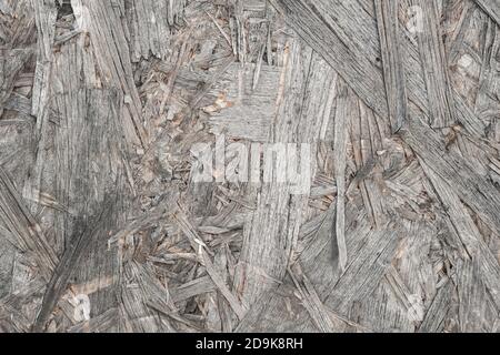 Altes zerstörtes Brett. Speicherplatz kopieren. Hintergrund mit Holzstruktur. Hintergrund des Bulletin Boards. Eine Nahaufnahme eines Brettes aus gepresstem Sägemehl. Wandfläche Stockfoto