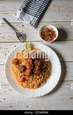 Draufsicht auf beliebte Snack Spaghetti und Fleischbällchen in einem Platte Stockfoto