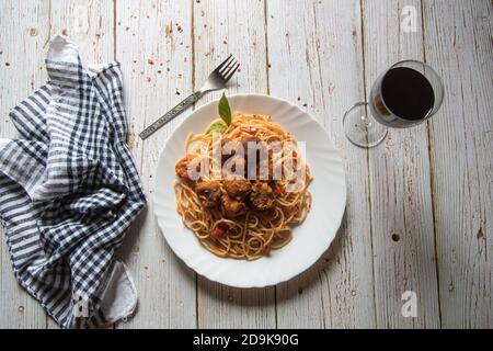 Draufsicht auf beliebte Snack Spaghetti und Fleischbällchen in einem Teller zusammen mit Wein Stockfoto