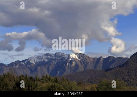 Blick auf Monte Generoso, italien, mit Wolken- und Winterpanorama Stockfoto