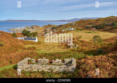 Häuser und Ruinen in Smirisary, in der Nähe von Glenuig, Moidart, Lochaber, Highland, Schottland. Stockfoto