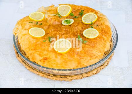 Nahaufnahme von frisch gebackenen marokkanischen Pastilla Stockfoto