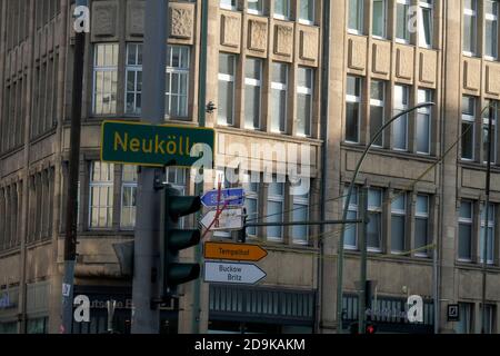 Schild Neukölln, Hermannplatz, Hermannstraße, Karl-Marx-Straße, Berlin Stockfoto