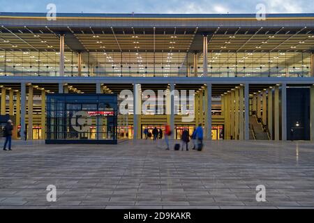 Flughafen Berlin Brandenburg BER. Inbetriebnahmen des BER, Terminal 1, am 31. Oktober 2020 wurde das neue Terminal 1 des Flughafens Berlin Brandenburg Stockfoto