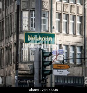 Neukölln Straßenschild, Hermannplatz, Corona Hotspot, Ampel Stockfoto