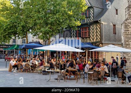 Traditionelle Fachwerkhäuser in der Altstadt von Rennes, überfüllte Restaurants, Britanny, Frankreich Stockfoto