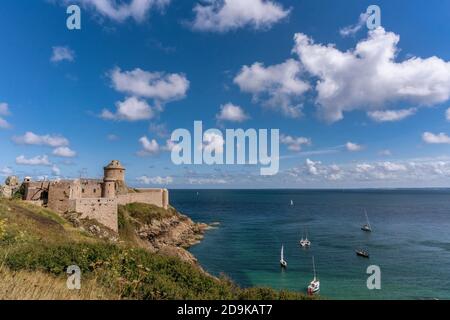 Felsenburg Fort La Latte, Chateau de la Roche Goyon, Cap Frehel, Filmkulisse ' die Wikinger' mit Kirk Douglas und Sat 1 Produktion ' Tristan und Isol Stockfoto