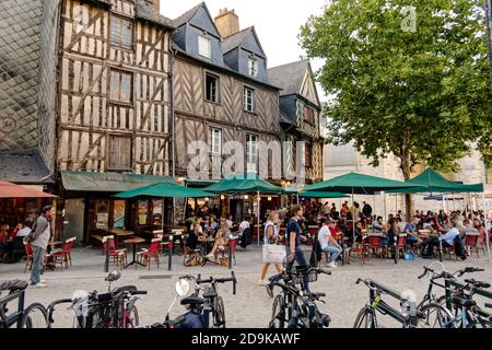 Tradtionelle Fachwerkhäuser im historischen Zentrum von Rennes, Restaurants, Frankreich traditionelle Fachwerkhäuser in der Altstadt von Rennes, Stockfoto