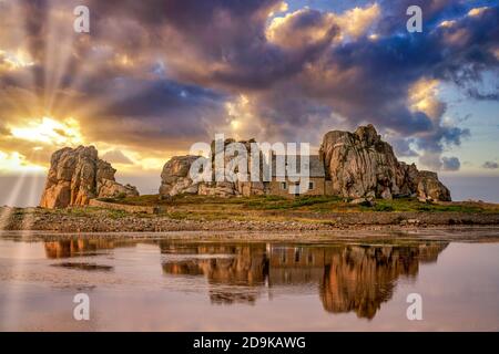 Haus zwischen den Felsen, Castel MEUR, La Maison Gouffre, Pleubian, Côte de Granit Rose, Cotes d'Armor, Bretagne, Frankreich Stockfoto