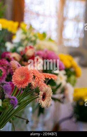 Nahaufnahme von Gerbera Blumen im Floristen Stockfoto