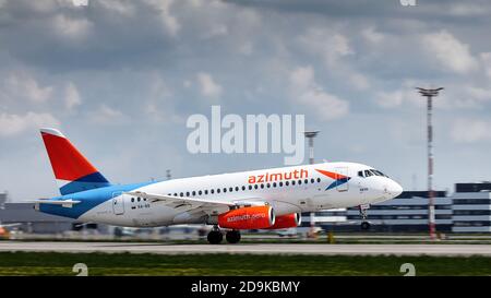 Flugzeug Sukhoi Superjet 100 RA-89136 Azimut Airlines hebt in Flughafen Platov. Start auf dem Hintergrund des Flughafens. Spotting am Flughafen Stockfoto