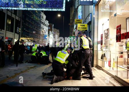 London, Großbritannien. November 2020. Polizei, die Massenverhaftungen in der Oxford Street, Großbritannien, vornimmt. Kredit: Karla Sizethe Hunter/Alamy Live Nachrichten. Stockfoto