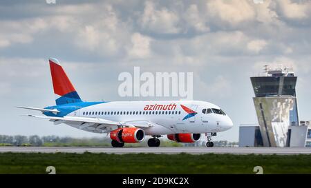 Flugzeug Sukhoi Superjet 100 RA-89079 von Azimuth Airlines führt Landung auf dem Flughafen Platov. Spotting am Flughafen Platov. 24.05.2019 ROSTOV-ON Stockfoto