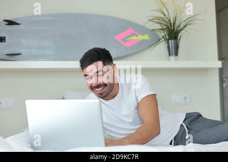 Mann, der von zu Hause aus im Schlafanzug arbeitet. Lockdown-Konzept Stockfoto