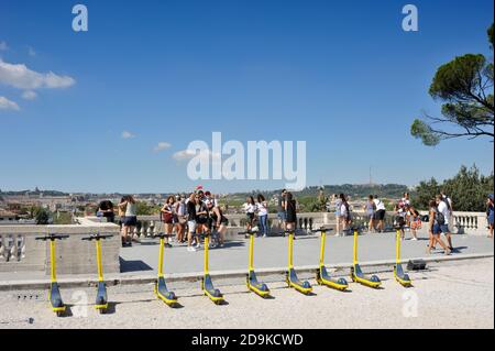 Italien, Rom, Pincio Hill, Aussichtspunkt auf der Terrasse, Reihe von Schubrollern zum Verleih Stockfoto