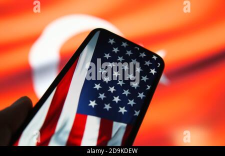 Nahaufnahme der Handy-Display mit uns amerikanische Flagge, türkisch verschwommen Banner Hintergrund Stockfoto