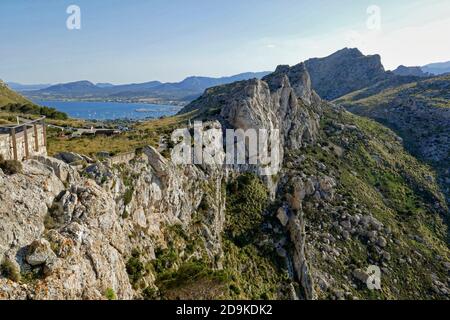 Blick von Mirador Es Colomer am Cap Formentor nach Puerto Pollenca, Serra de Tramuntana, Mallorca, Balearen, Spanien Stockfoto