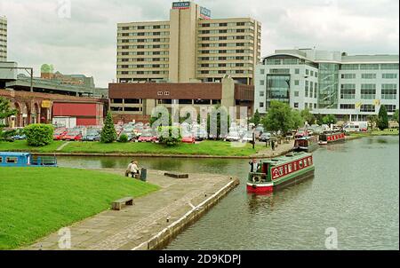 Kanalboote im Leeds Canal Basin Gebiet vor der Regeneration des 21. Jahrhunderts veränderte die Szene. Stockfoto