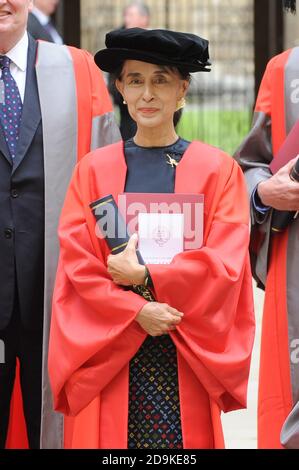 Aung San Suu Kyi erhält während der jährlichen Encaenia-Zeremonie die Ehrendoktorwürde der Universität Oxford. 20. Juni 2012 © Paul Treadway Stockfoto